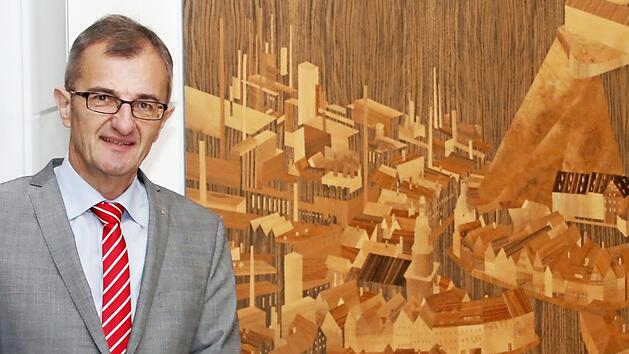 Der geb&uuml;rtige Kulmbacher Harry Wei&szlig; vor einem Kunstwerk Max Wilds, das im ersten Obergeschoss der Sparkassen-Hauptstelle zu sehen ist und seine Heimatstadt zeigt. Foto: Archiv/Wolfgang Schoberth
