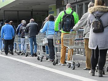 Schlangen vor Supermärkten