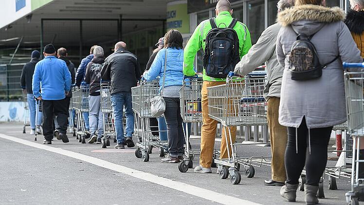 Schlangen vor Supermärkten