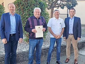 Vor etwa 40 Jahren verbrachte das Ehepaar Machner aus Berlin erstmals seinen Urlaub im Frankenwald. Inzwischen ist Wallenfels längst zu seiner neuen Heimat geworden. Heinz Machner saß von 2000 bis 2015 im Ausschuss des örtlichen Frankenwaldvereins und war sechs Jahre als Wanderwart tätig. Jetzt erhielt er das Ehrenzeichen des Frankenwaldvereins. Im Bild (von links) Obmann Jürgen Schlee, Heinz Machner, Zweiter Obmann Michael Stöcker und Bürgermeister Jens Korn