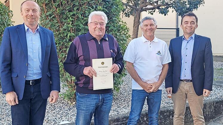 Vor etwa 40 Jahren verbrachte das Ehepaar Machner aus Berlin erstmals seinen Urlaub im Frankenwald. Inzwischen ist Wallenfels längst zu seiner neuen Heimat geworden. Heinz Machner saß von 2000 bis 2015 im Ausschuss des örtlichen Frankenwaldvereins und war sechs Jahre als Wanderwart tätig. Jetzt erhielt er das Ehrenzeichen des Frankenwaldvereins. Im Bild (von links) Obmann Jürgen Schlee, Heinz Machner, Zweiter Obmann Michael Stöcker und Bürgermeister Jens Korn