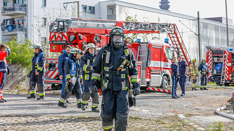 Feuer in unbewohntem Haus: Gebäude zur Hälfte in Vollbrand