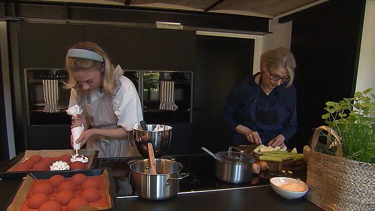 Kim und ihre Mutter Ingrid bei der Dessert-Herstellung.