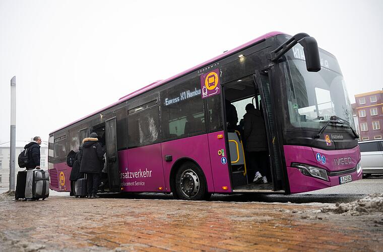 Frost und Schnee: Bahnsanierung Hamburg-Berlin stockt