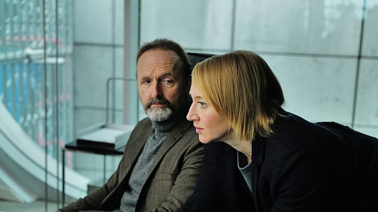 Jan Geissler (Peter Jordan) gew&auml;hrt Nora Weiss (Anna Maria M&uuml;he) Einblick in Judiths Polizeiakte.