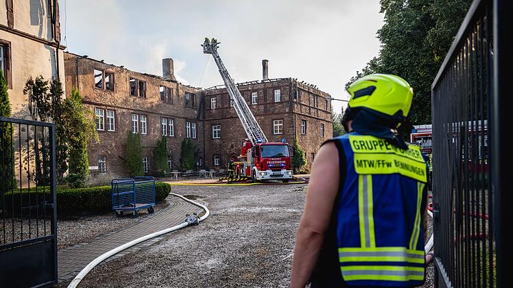 Feuerwehr bei Brand im Schloss Wallhausen in Einsatz