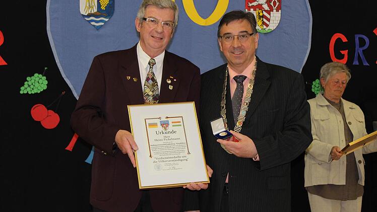 Wolf zeichnet Heinz Pickelmann (r.) aus.