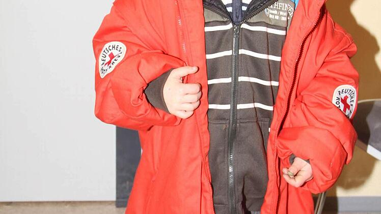 In die Bereitschaftsjacke muss der siebenjährige Immanuel Pfaff noch hineinwachsen, aber er ist schon beim Jugendrotkreuz.
