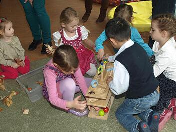 Die Kinder im Oerlenbacher Kindergarten sind vertieft ins Spiel mit den bunten Kugeln. Fotos: Stefan Geiger