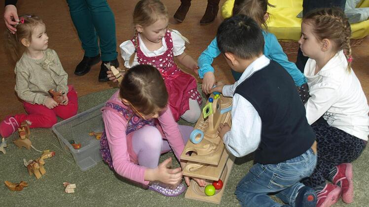 Die Kinder im Oerlenbacher Kindergarten sind vertieft ins Spiel mit den bunten Kugeln. Fotos: Stefan Geiger
