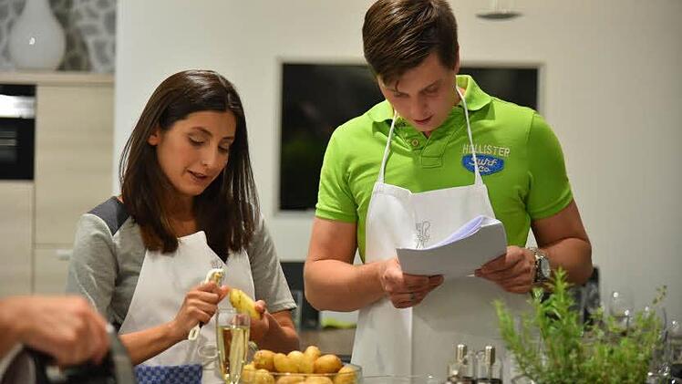 Das Ehepaar Lizeth Galvan Marquez und Florian Kroß haben den Kochkurs von der Oma geschenkt bekommen und freuen sich über neue Anregungen
