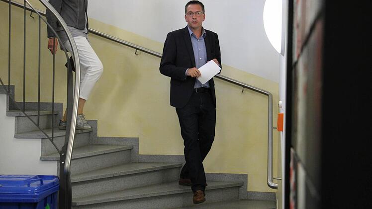 Verkündung des Ergebnisses des Bürgerentscheids zum Adelsdorfer Schulsportplatz Foto: Christian Bauriedel