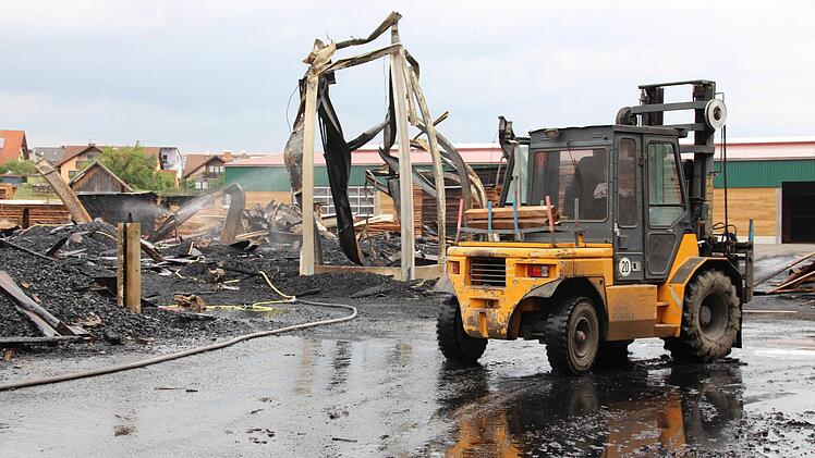 Nach dem Brand im Sägewerk in Untererthal Foto: Benedikt Borst