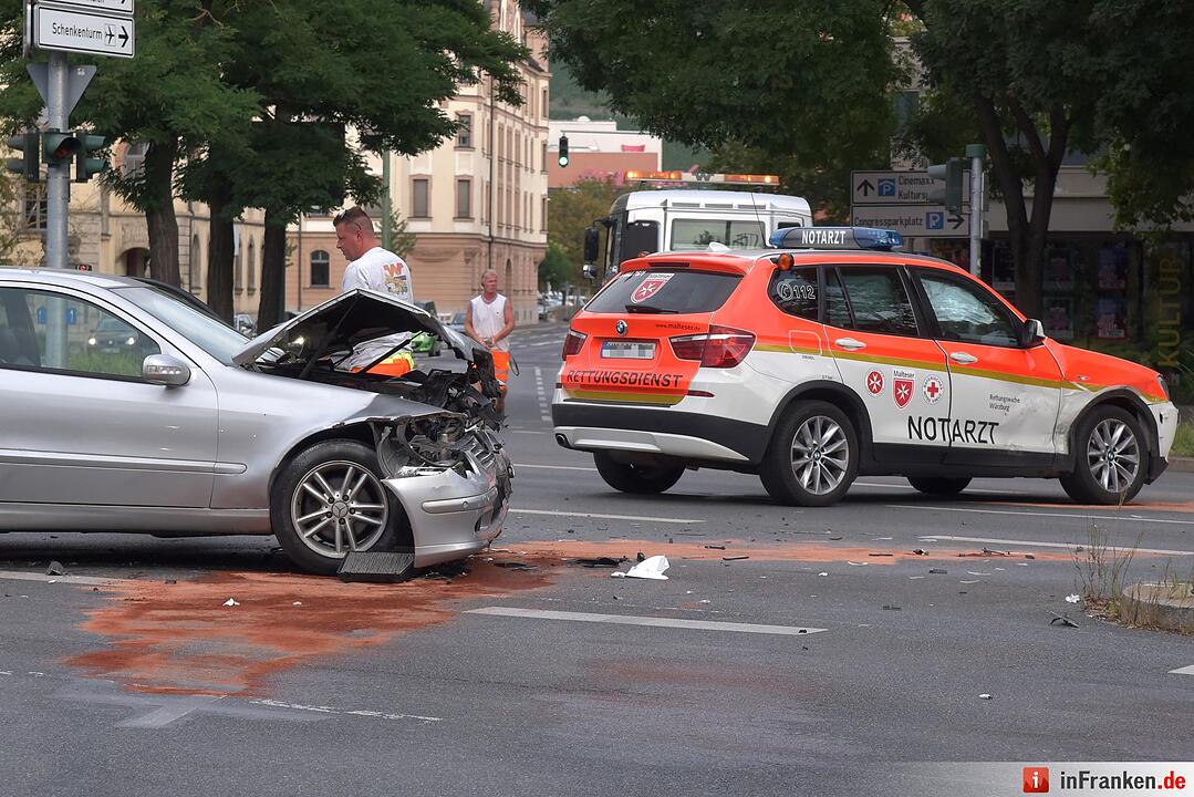 Notarztwagen verunglückt auf Einsatzfahrt