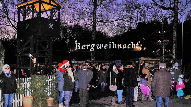 Stilvolles Ambiente der Stockheimer Bergweihnacht zu nächtlicher Stunde mit nachgebautem Förderturm der Katharinazeche.  Foto: Gerd Fleischmann