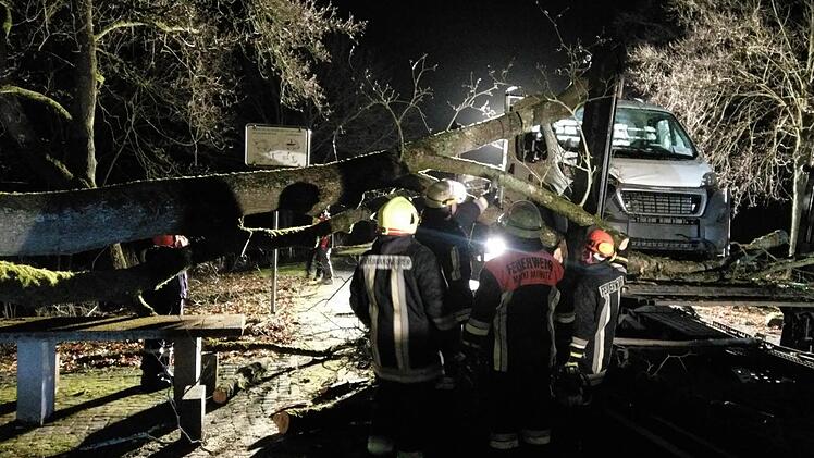 Die Feuerwehren Mitwitz und Horb waren mit insgesamt 20 Einsatzkräften vor Ort, um den Transporter von dem herabgefallenen Ast zu befreien. Foto: Matthias Weber