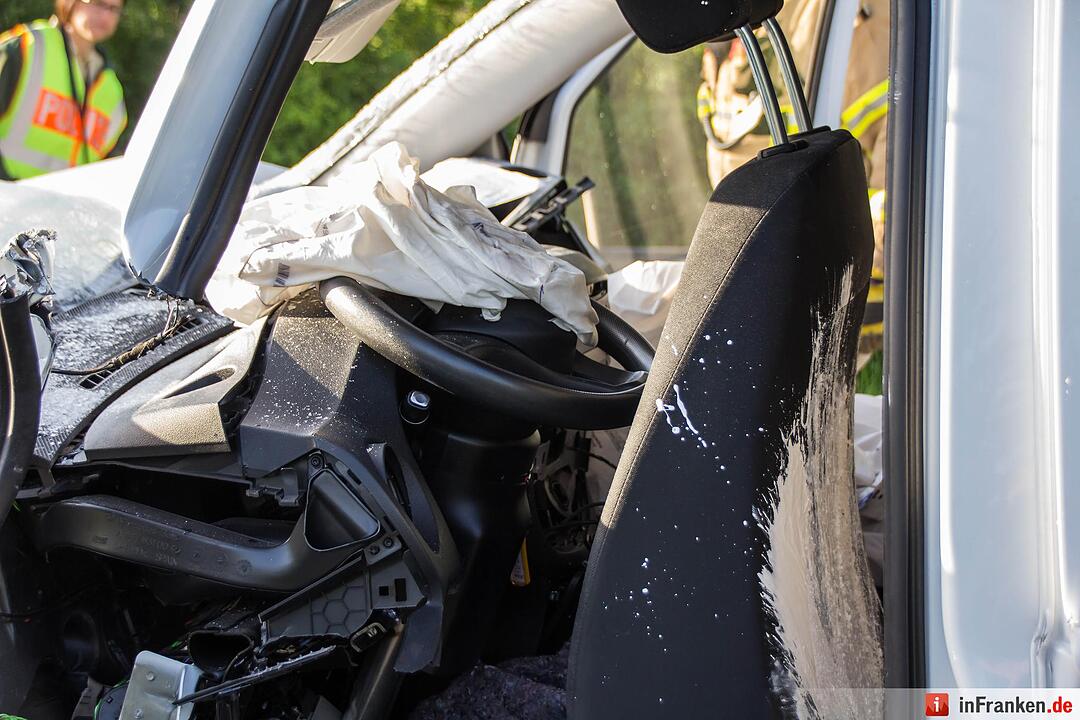 Schwerer Unfall in Fürth: Kleintransporter kracht in Kehrfahrzeug