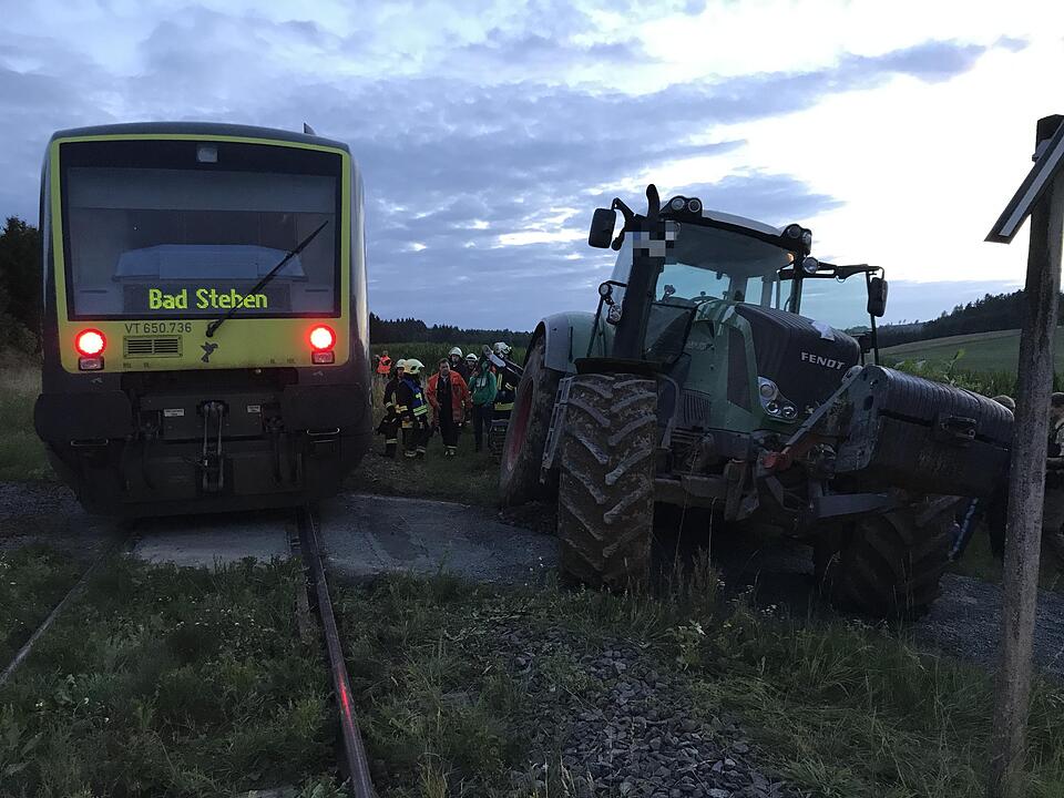 Traktor kracht in Zug