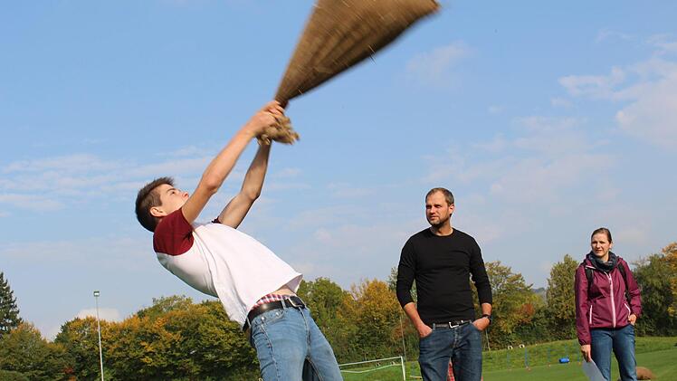 Disziplin "Sling the bale of straw" (Strohsackweitwurf): Fritz Oschmann hat's drauf. Doris Bauer