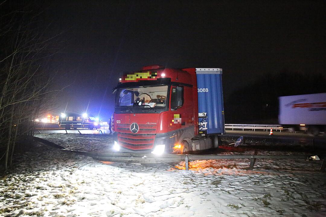 Sattelzug walzt Leitplanke nieder
