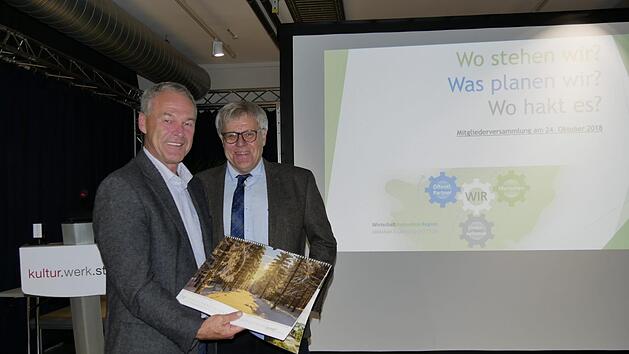 Vorsitzender Peter Soyer zeigte sich begeistert, OB  Frank Rebhan mit seiner Stadt Neustadt als 66. WIR-Mitglied zu begr&uuml;&szlig;en. Foto: Manja von Nida