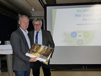 Vorsitzender Peter Soyer zeigte sich begeistert, OB  Frank Rebhan mit seiner Stadt Neustadt als 66. WIR-Mitglied zu begrüßen. Foto: Manja von Nida