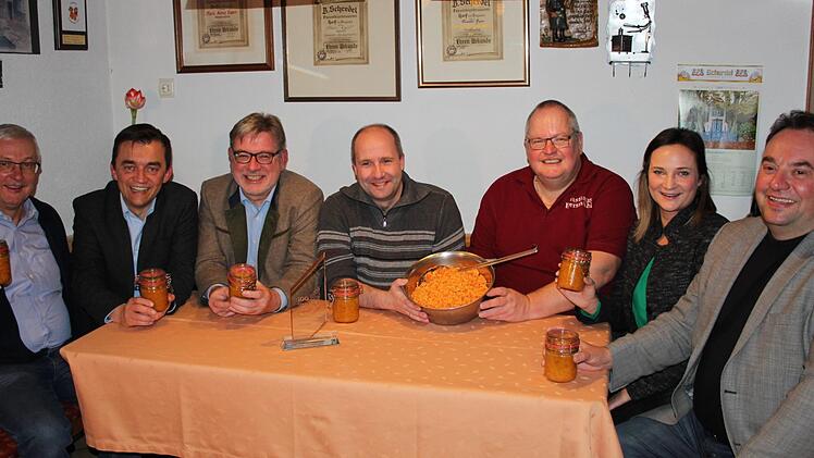 Es gibt wieder "Gstopfta Rumm"! Dar&uuml;ber freuen sich (v.l.) Ortsheimatpfleger Franz Behrschmidt, B&uuml;rgermeister Jens Korn, Guido Winter von AELF Kulmbach, die Wirte Frank Fr&ouml;hmel ("Roseneck") und Uwe Eger ("Egersm&uuml;hle"), Tina R&uuml;ger und B&uuml;rgermeister Michael P&ouml;hnleinpr