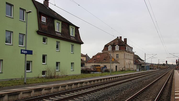 Das grüne Haus war bis in die 1930er Jahre der Küpser Bahnhof. Foto: Andreas Schmitt