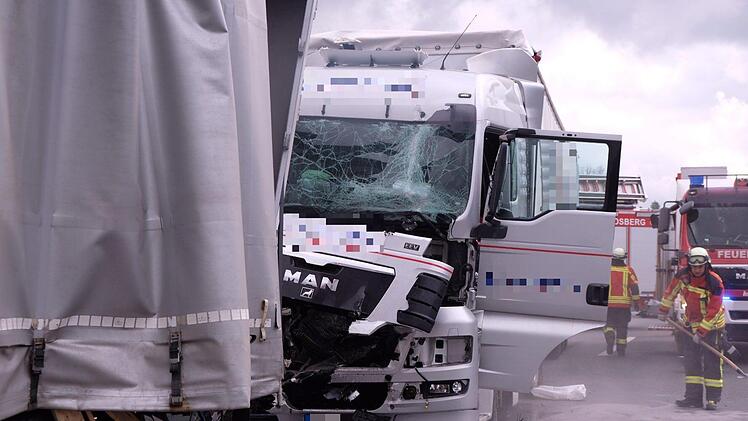 Bei dem Auffahrunfall waren drei LKW beteiligt. Foto: NEWS5/Grundmann