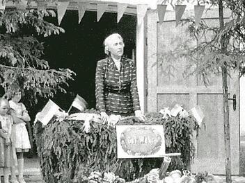 Dr. Maria Probst beiu einer Rede 1955 in Obereschenbach.