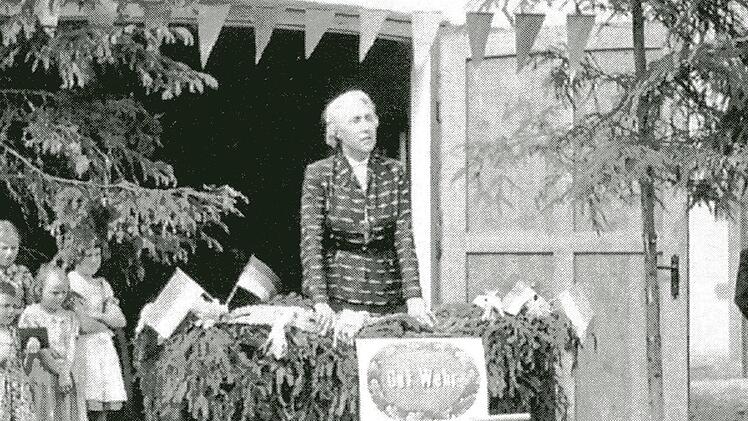 Dr. Maria Probst beiu einer Rede 1955 in Obereschenbach.