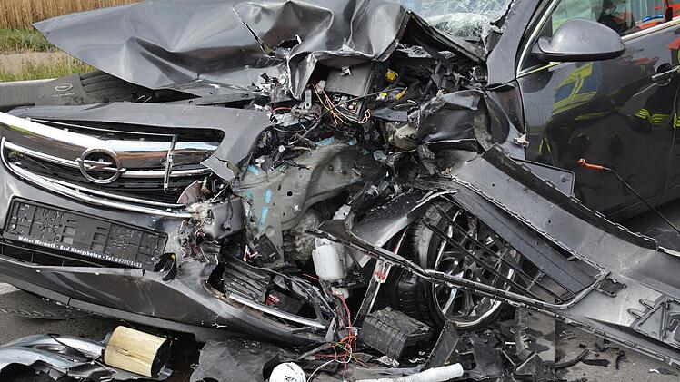 Einen Toten und zwei mittelschwer Verletzte forderte am Samstag gegen 16.30 Uhr ein Verkehrsunfall auf der B 279 zwischen Bad Königshofen und Großeibstadt. Vor Ort waren die BRK Rettungskräfte aus Bad Königshofen, Bad Neustadt und Maßbach sowie die Feuerwehrleute aus Bad Königshofen und Großeibstadt. Foto: Friedrich