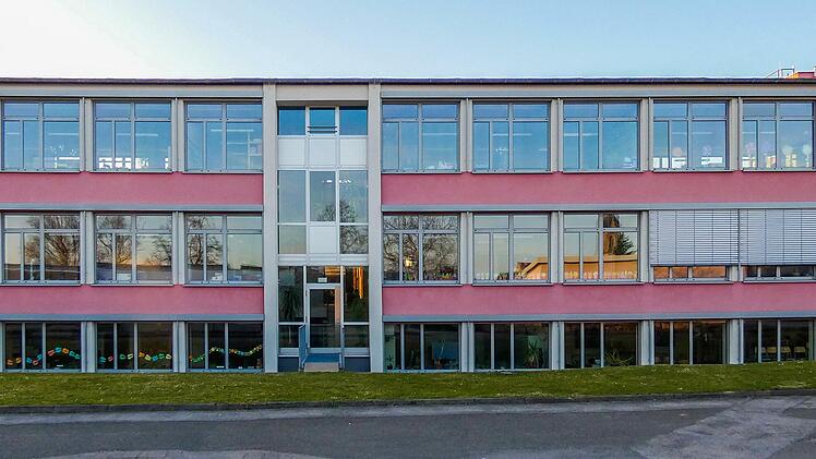 Auf dem Dach der Oberthereser Schule soll neben einer Photovoltaikanlage auch die Sirene zur Alarmierung der Feuerwehr installiert werden.