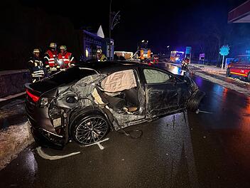 Spektakulärer Crash in Oberkotzau: 600-PS Mercedes rast in Garage