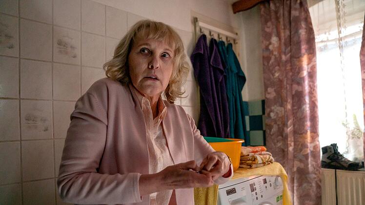 Ex-Fischerin Luise Petersen (Rosa Enskat) nimmt Tabletten - allerdings heimlich.