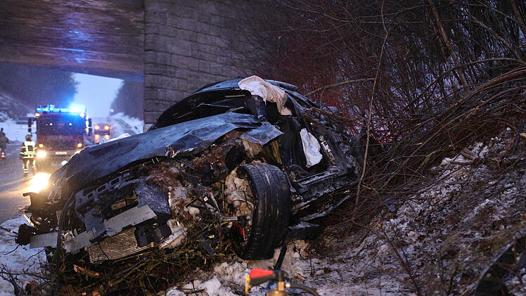 Lebensgef&auml;hrlich Verletzter bei heftigem Unfall auf B14 bei Ansbach