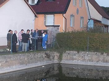 Bei einem Ortstermin besichtigte der Gemeinderat den Löschweiher von Großenbrach. Er soll zu einem Dorfplatz umgebaut werden.  Foto: Björn Hein