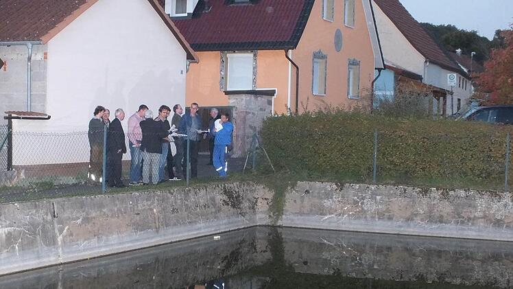 Bei einem Ortstermin besichtigte der Gemeinderat den Löschweiher von Großenbrach. Er soll zu einem Dorfplatz umgebaut werden.  Foto: Björn Hein