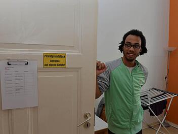 Der 20-jährige Anthony H. teilt sich mit Marcel S. in der Wohngruppe des Vereins für Jugendhilfe ein Zimmer.  Foto: Ronald Rinklef