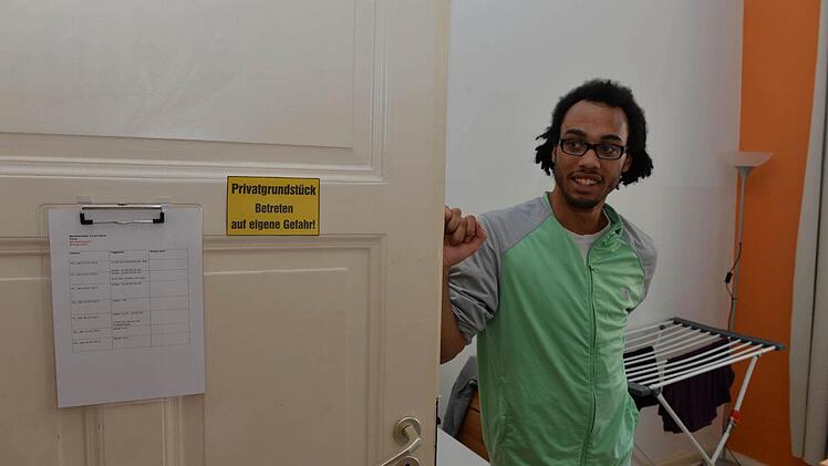 Der 20-jährige Anthony H. teilt sich mit Marcel S. in der Wohngruppe des Vereins für Jugendhilfe ein Zimmer.  Foto: Ronald Rinklef