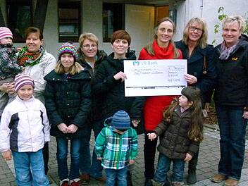 Sie freuen sich über die gute Tat: die Mama´s des Teams Birgit Hagemann, Silke Gundelach, Alexandra Plobner, Simone Bühner und Gabriele Rüttiger sowie Pfarrerin Daniele Roth. Auch die Kinder Hanna, Moritz, Alina, Milena, Lisa sind froh über den neuen Raum. Foto: Helmut Raab
