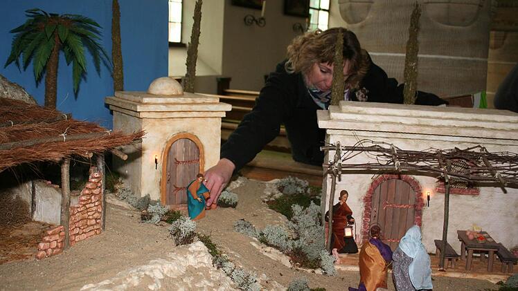 Annette Walter hilft beim Aufbau.