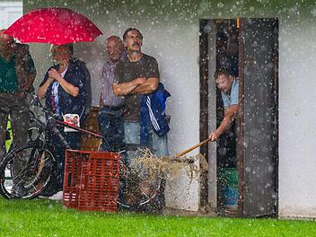 Da hört der Spaß auf - die Bratwurstbude der Redwitzer drohte überflutet zu werden. Foto: Heinrich Weiß