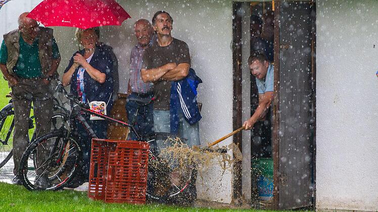 Da hört der Spaß auf - die Bratwurstbude der Redwitzer drohte überflutet zu werden. Foto: Heinrich Weiß