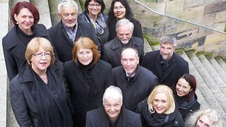 Die zwölf Vokalisten von Tonart und Dirigent Ingo Hahn musizieren Musik zum Advent in der Spitalkirche. Der Erlös des Auftritts in der Spitalkirche kommt dem Familientreff zugute. Foto: Jonas Hahn