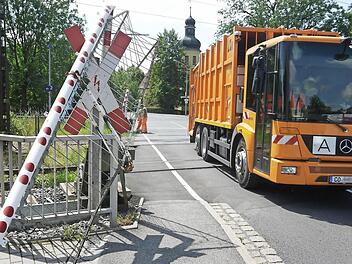 Trotz zweier zertrümmerter Bahnschranken lief der Verkehr am Bahnübergang in der Kronacher Straße gestern reibungslos. Foto: Berthold Köhler