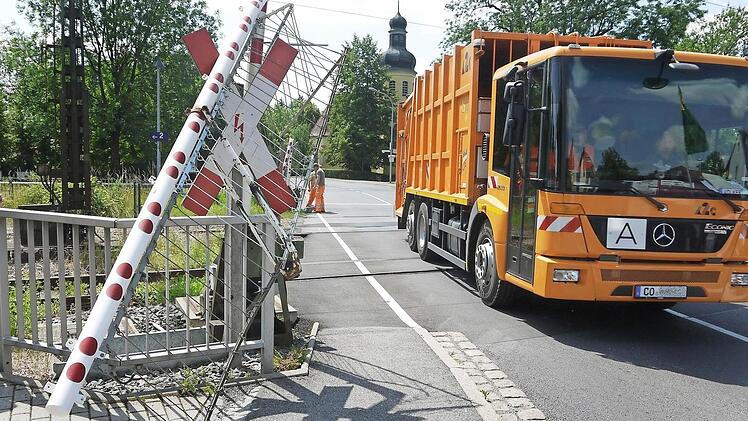 Trotz zweier zertrümmerter Bahnschranken lief der Verkehr am Bahnübergang in der Kronacher Straße gestern reibungslos. Foto: Berthold Köhler