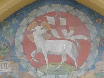 Osterlamm mit Auferstehungs- bzw. Siegesfahne im Außenbereich des Neukenrother Gotteshauses St. Katharina  Foto: Gerd Fleischmann