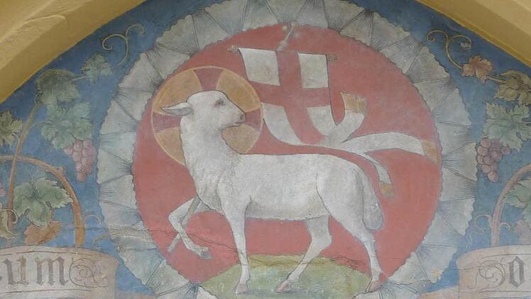 Osterlamm mit Auferstehungs- bzw. Siegesfahne im Außenbereich des Neukenrother Gotteshauses St. Katharina  Foto: Gerd Fleischmann