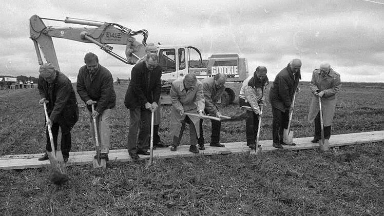 Erster Spatenstich zur A 71 auf bayerischer Seite: Am 4. Oktober 1996 begann der Autobahnbau bei Maibach. Das Bild zeigt (von links) Landtagspräsident Johann Böhm (Unsleben), Landrat Harald Leitherer (Schweinfurt), Eduard Lintner (MdB), Heinrich Gehring (verdeckt, Leiter Straßenbauamt Schweinfurt), Eckhart Will (Bundesverkehrsministerium), Hermann Regensburger (Bayerischer Innen-Staatssekretär), Landrat Herbert Neder (†), Landrat Fritz Steigerwald (†) und den damaligen Regierungspräsidenten F...